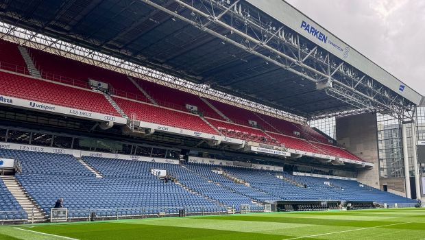 Parkens Nedre A-tribune med de nye, blå sæder