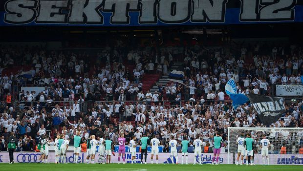 Spillerne jubler med fansene efter kampen