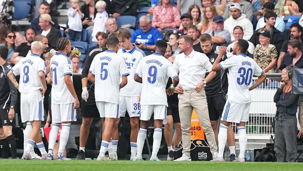 Jacob Neestrup samler spillerne på sidelinjen