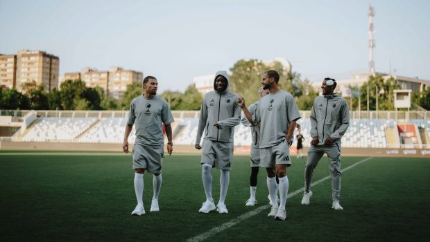 Spillerne tjekker banen på Stadiumi Fadil Vokrri i Pristina