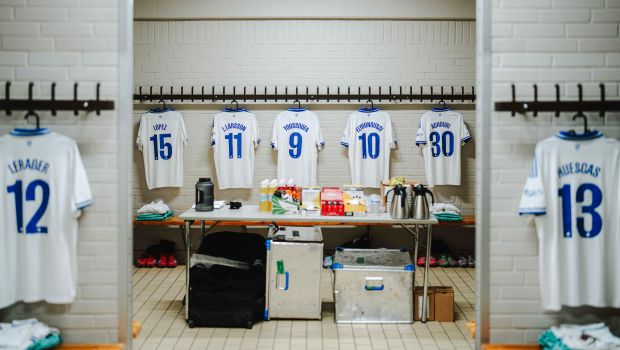 F.C. København-trøjer i omklædningsrummet