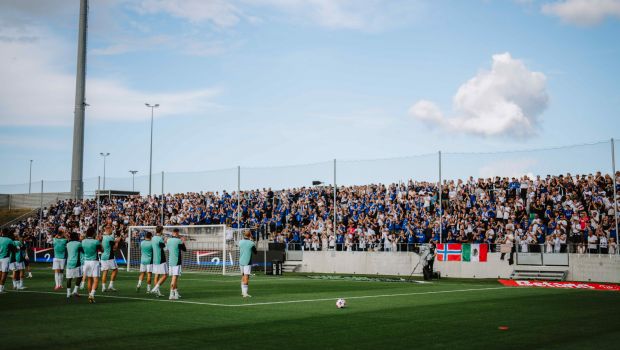 Spillerne hilsen på fansene under opvarmningen