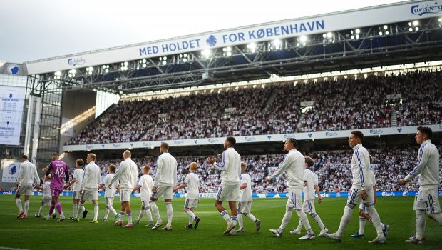 Spillerne går på banen i Parken