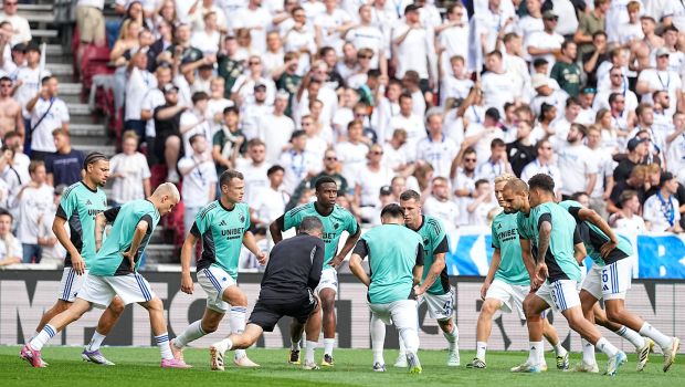 Spillerne varmer op i Parken