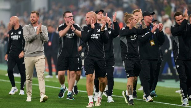 Jacob Neestrup og staben takker fansene efter kampen