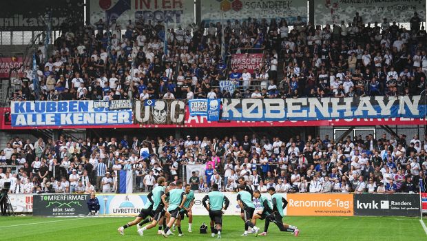 Spillerne varme op foran udeafsnittet