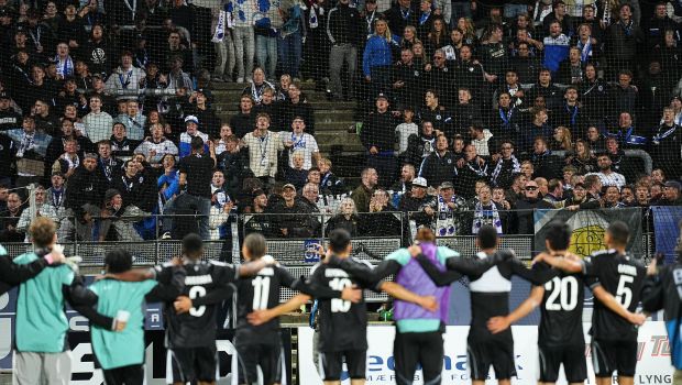 Spillerne jubler med fansene efter kampen