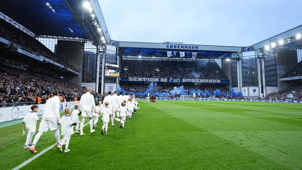 Spillerne går på banen i Parken