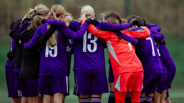F.C. Københavns U13-piger samles før en kamp