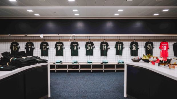 F.C. København-trøjer i omklædningsrummet