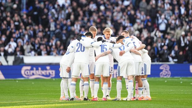 Spillerne samles før kickoff