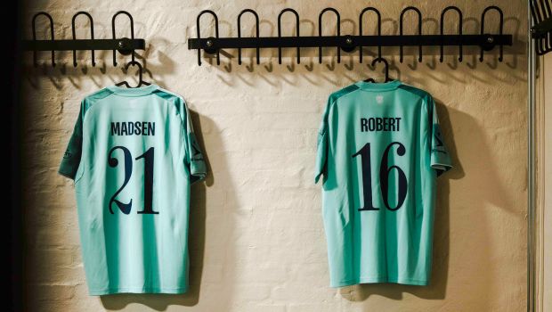 F.C. København-trøjer i omklædningsrummet