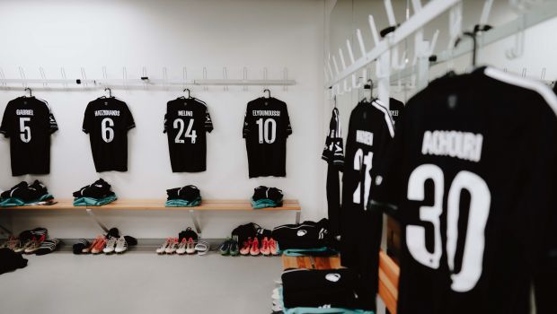 F.C. København-trøjer i omklædningsrummet