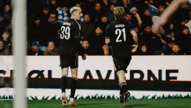 Viktor Dadason jubler med Mads Emil Madsen