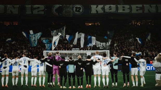 Spillerne jubler med fansene efter kampen