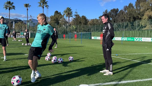 Andrew Clark overværer træningen på Marbella Football Center