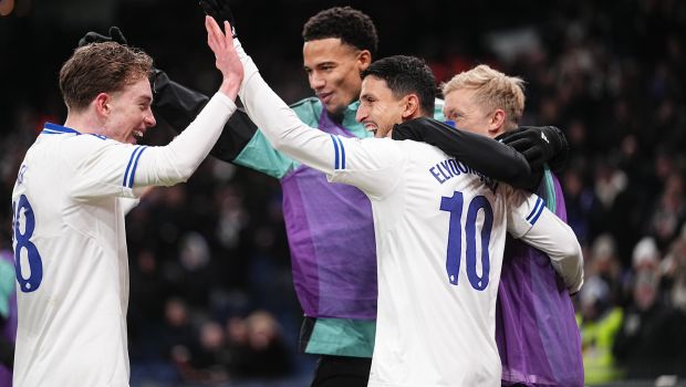 Mohamed Elyounoussi takker Oliver Højer for et godt oplæg