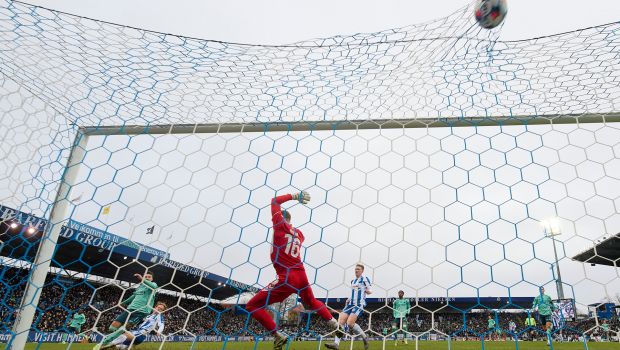 Jordan Larsson flugter kuglen i kassen