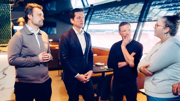 Frans Hammer, DIF, beskæftigelsesminister Kaare Dybvad Bek, beskæftigelsesborgmester Andreas Kiel fra Københavns Kommune hilser på Sarah, der er en del af Startblokken i København