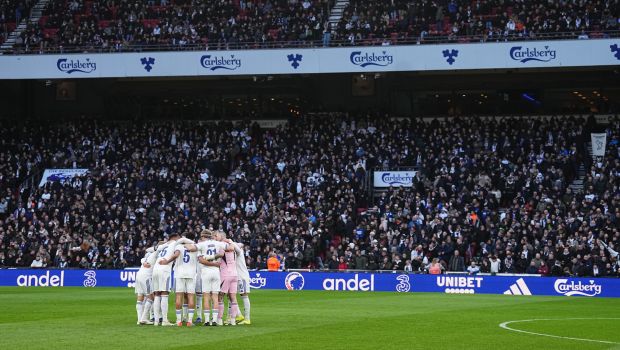 Spillerne samles før kickoff