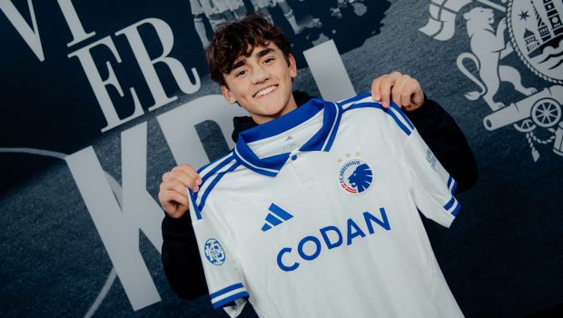 Frederik Abrahamsen med FCK-trøjen.