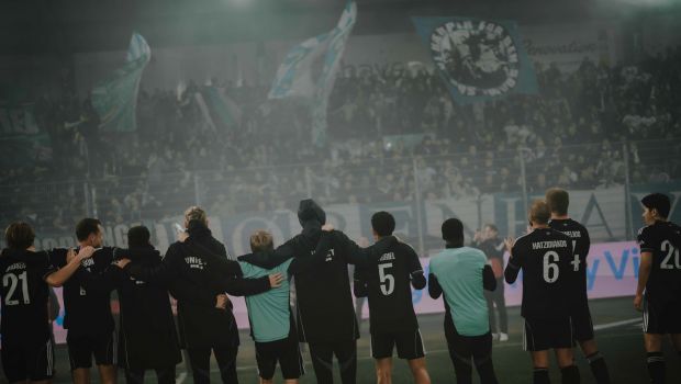 Spillerne jubler med fansene efter kampen