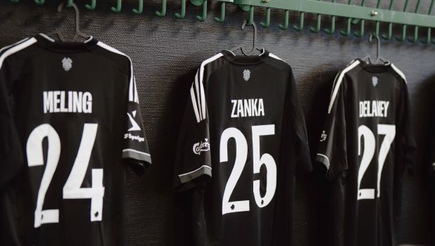 F.C. København-trøjer i omklædningsrummet