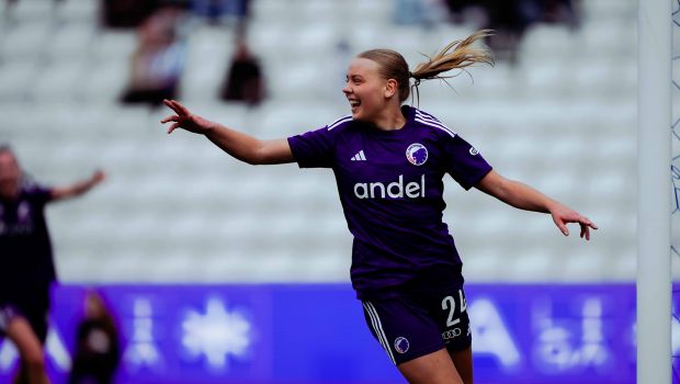 Emelía Óskarsdóttir jubler efter sin scoring