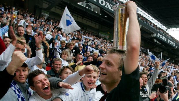 Bo Svensson løfter pokalen foran Nedre C