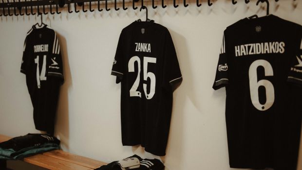 F.C. København-trøjer i omklædningsrummet