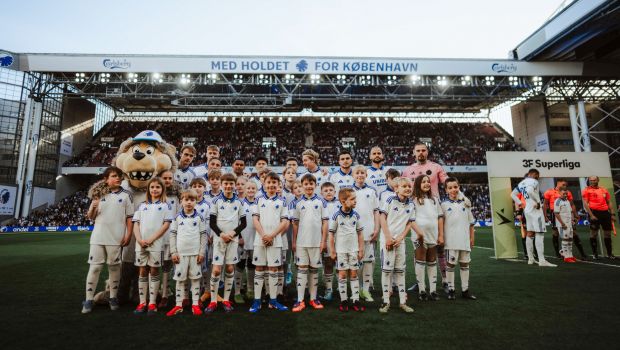 Holdfoto med indmarchbørn fra Klub Leo