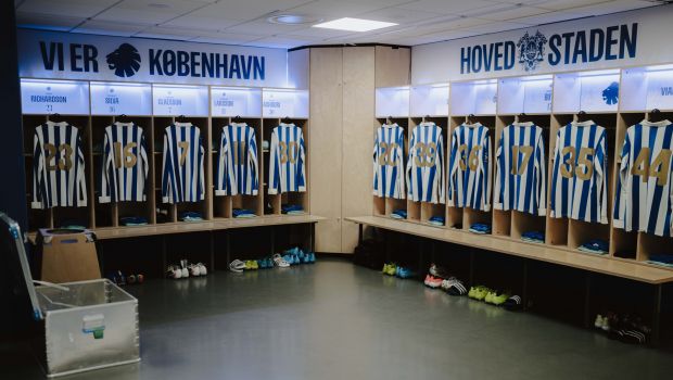 F.C. Københavns KB-jubilæumstrøje hænger klar i omklædningsrummet
