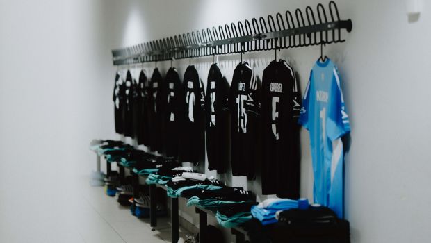 F.C. København-trøjer i omklædningsrummet
