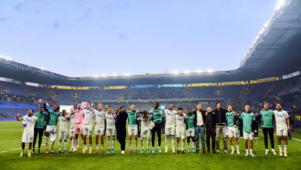 Spillerne jubler med fansene efter kampen