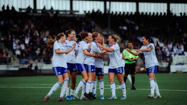 Løvinderne jubler efter en scoring i Vanløse