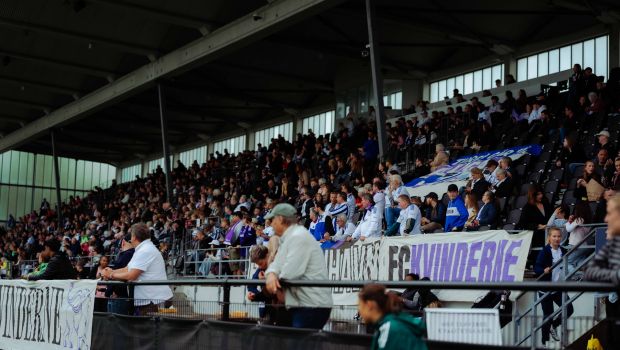 F.C. København-fans på tribunen i Vanløse Idrætspark