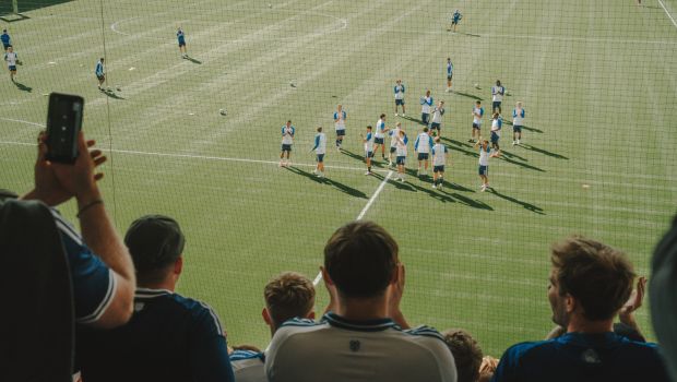 F.C. København-spillernes ppvarmning set fra udeafsnittet