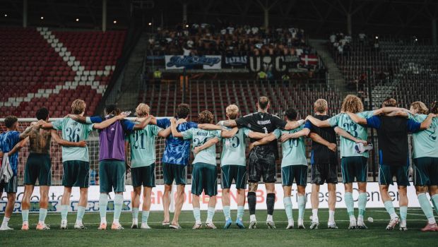 Spillerne jubler med fansene efter kampen