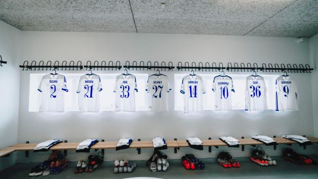 F.C. København-trøjer i omklædningsrummet