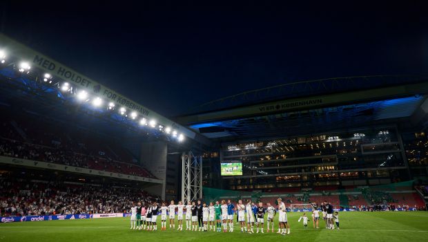 Spillerne jubler med fansene efter kampen