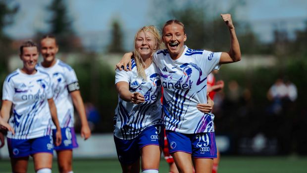 Frederikke Benfeldt og Maria Hovmark jubler over scoringen.