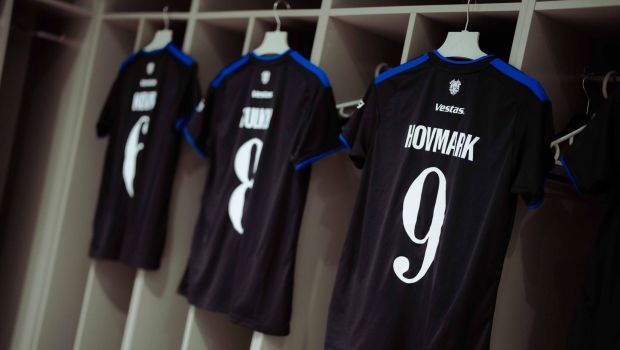 F.C. København-trøjer i omklædningsrummet