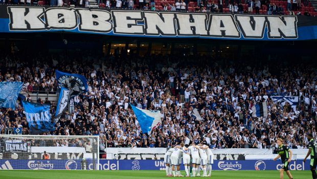 Spillerne samles før kickoff i Parken