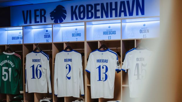 F.C. København-trøjer i omklædningsrummet
