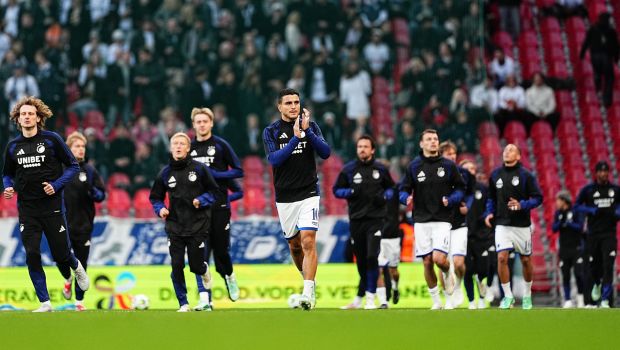 Spillerne varmer op i Parken