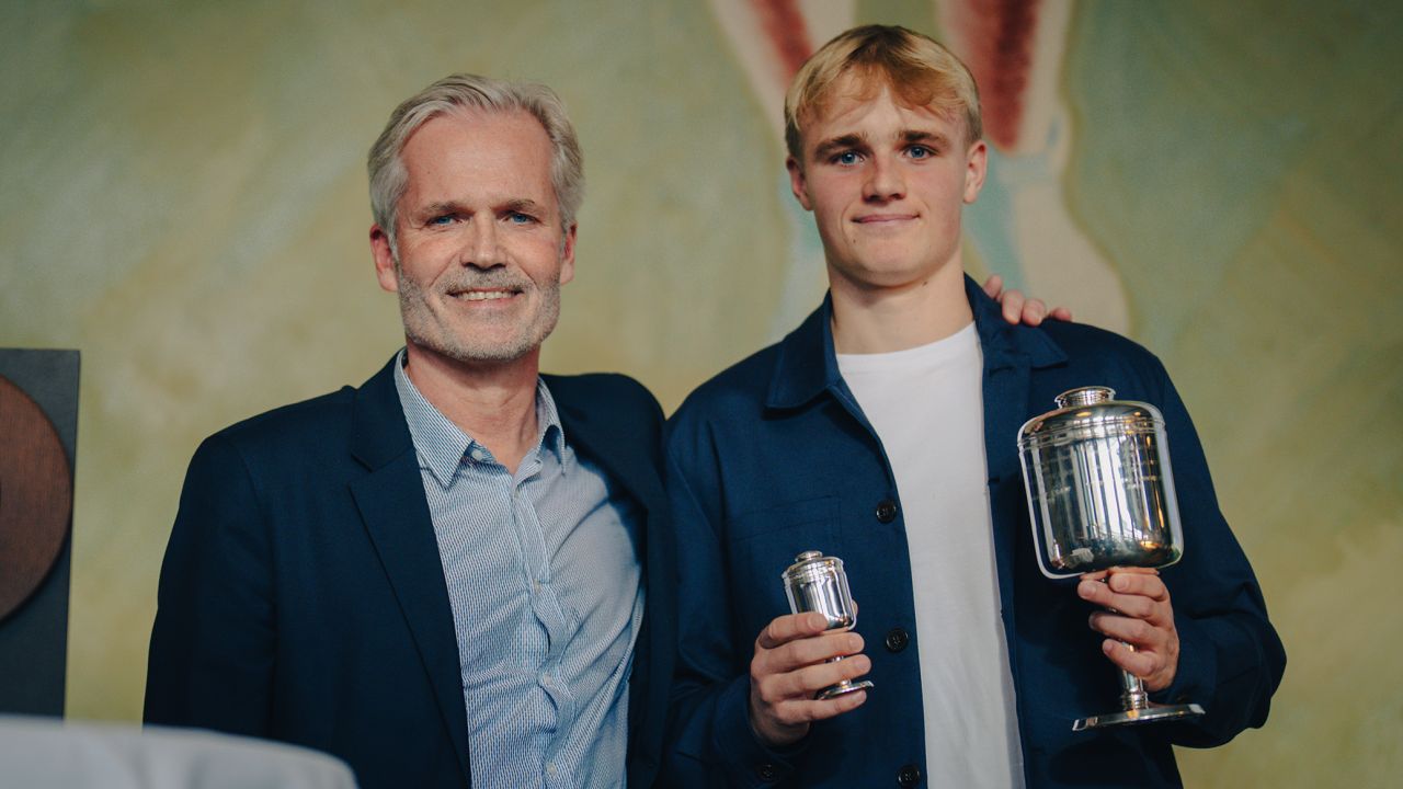 Victor Froholdt received KB's commemorative trophy