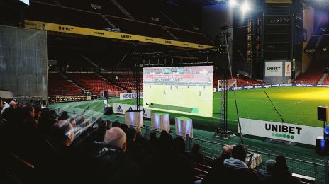 Storskærmsarrangement i Parken