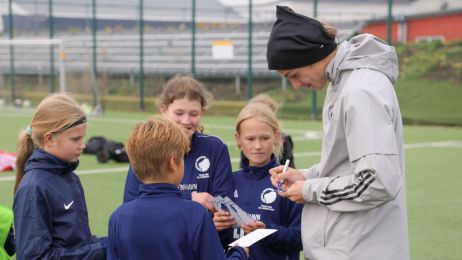 FCK Camp - William Clem giver autografer