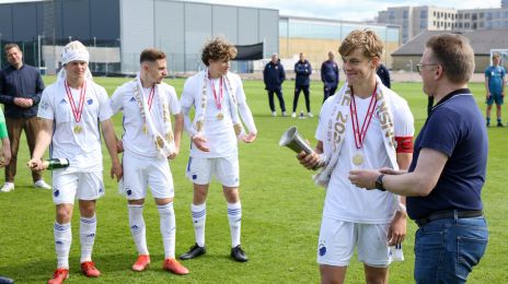 DBU overrækker DM-trofæet til anfører Daniel Haarbo DBU overrækker DM-trofæet til anfører Daniel Haarbo