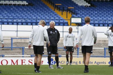 Hans Backe og spillerne til træning før kampen